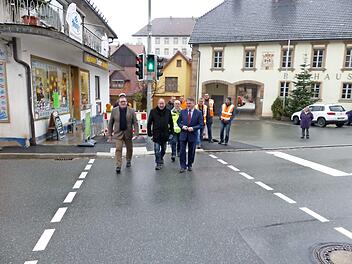 Siegfried Beck, Alfred Kolenda, Manfred Amschler und Klaus Peter Söllner (von links) bei der ersten Querung der Bundesstraße an der Fußgängerampel am Kupferberger Marktplatz.  Foto: Klaus-Peter Wulf