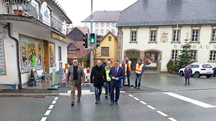 Siegfried Beck, Alfred Kolenda, Manfred Amschler und Klaus Peter Söllner (von links) bei der ersten Querung der Bundesstraße an der Fußgängerampel am Kupferberger Marktplatz.  Foto: Klaus-Peter Wulf