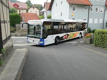 Die Bushaltestelle am Machtilshausener Feuerwehrhaus existiert nicht mehr. Mitfahrer müssen am Kriegerdenkmal einsteigen, was den Busfahrern Probleme bei der Rückfahrt über die "Zeicht" bereitet.     Foto: Winfried Ehling
