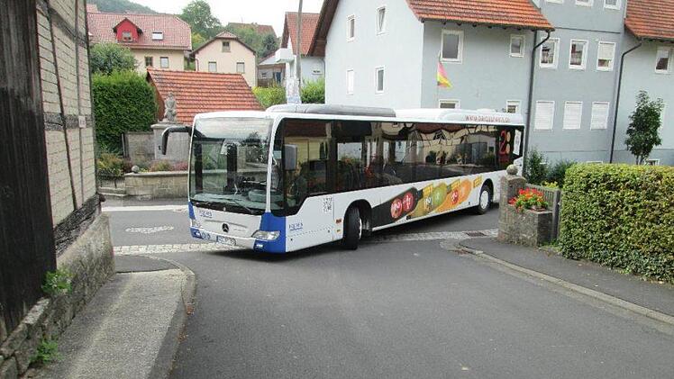 Die Bushaltestelle am Machtilshausener Feuerwehrhaus existiert nicht mehr. Mitfahrer müssen am Kriegerdenkmal einsteigen, was den Busfahrern Probleme bei der Rückfahrt über die "Zeicht" bereitet.     Foto: Winfried Ehling