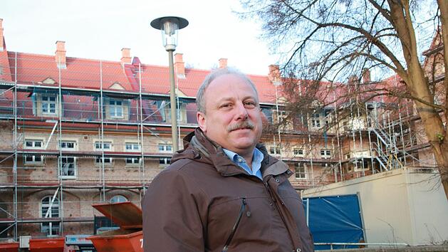 Für Jürgen Karg als Handwerker ist das Spinnstuben-Ensemble ein Projekt mit Symbolcharakter: Die Sanierung haben vor vielen Jahren die Sozialdemokraten angestoßen, sagt der Bürgermeister-Kandidat der Mainleuser SPD.  Foto: Jürgen Gärtner