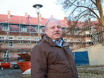 Für Jürgen Karg als Handwerker ist das Spinnstuben-Ensemble ein Projekt mit Symbolcharakter: Die Sanierung haben vor vielen Jahren die Sozialdemokraten angestoßen, sagt der Bürgermeister-Kandidat der Mainleuser SPD.  Foto: Jürgen Gärtner
