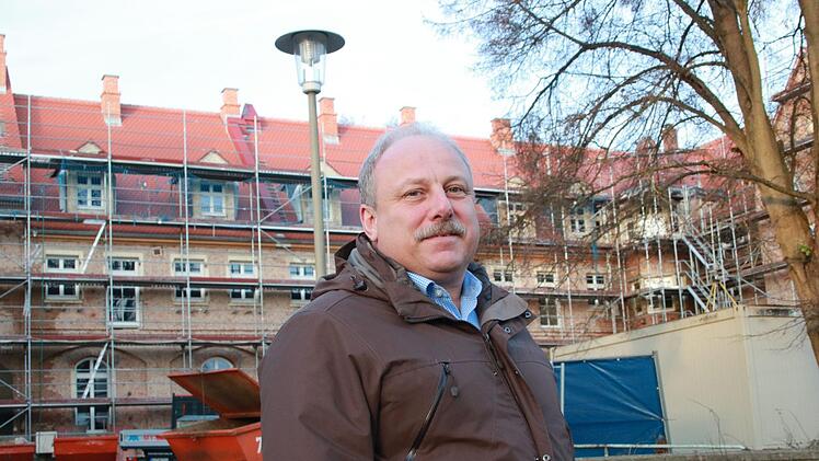 Für Jürgen Karg als Handwerker ist das Spinnstuben-Ensemble ein Projekt mit Symbolcharakter: Die Sanierung haben vor vielen Jahren die Sozialdemokraten angestoßen, sagt der Bürgermeister-Kandidat der Mainleuser SPD.  Foto: Jürgen Gärtner