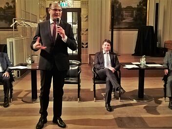 Bayerns Finanz- und Heimatminister Albert Füracker (stehend) versprach: "Wir werden für Bad Kissingen tun, was in unserer Macht steht." Ihm hören   aufmerksam zu: Bad Kissingens CSU-OB-Kandidat Gerhard Schneider (von links, sitzend),  Moderator und Landtagsabgeordneter Sandro Kirchner und Landrat Thomas Bold. Foto: Sigismund von Dobschütz