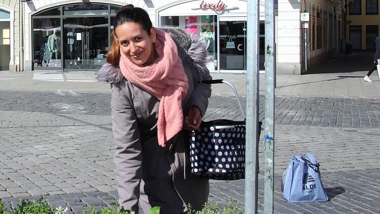 Carolin Faber erledigt ihre Eink&auml;ufe auf dem Markt. Die Friseurin freut sich &uuml;ber die M&ouml;glichkeit, an der frischen Luft einzukaufen.