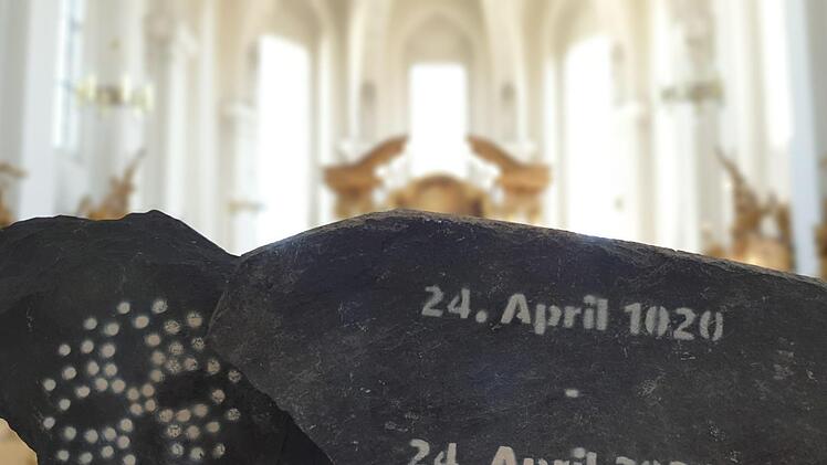 Gestaltete Schieferschindeln liegen heute in der Stephanskirche zum Abholen bereit.   Foto: David Hermann