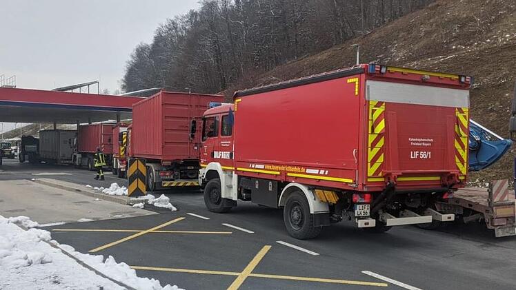 Der Konvoi passiert die Grenze (Bild rechts).