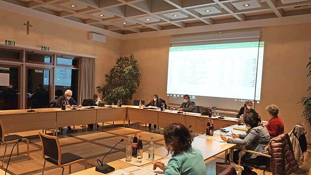 B&uuml;rgermeister Karl-Heinz Hertlein (Mitte) und K&auml;mmerin Christina Strunk (rechts) stellten das Zahlenwerk vor.