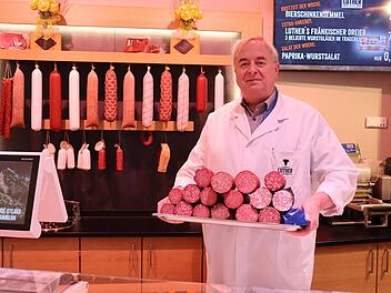 Metzgermeister Ralf Luther muss wegen steigender Fleischpreise sein Sortiment bald verkleinern.