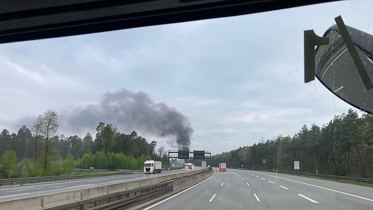 LKW fängt Flammen auf A3 - kilometerlanger Stau