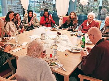 Die Deutschklasse D1 der Erl&ouml;ser-Mittelschule Bamberg besuchte eine Pflegeeinrichtung, um selbst gebastelte Weihnachtslichter zu &uuml;berreichen.
