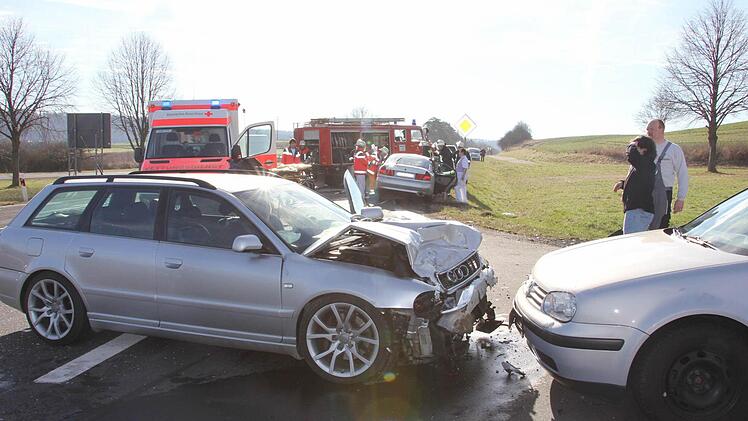 Vor dem Golf der Schwester kam der schleudernde Audi zum Stehen.