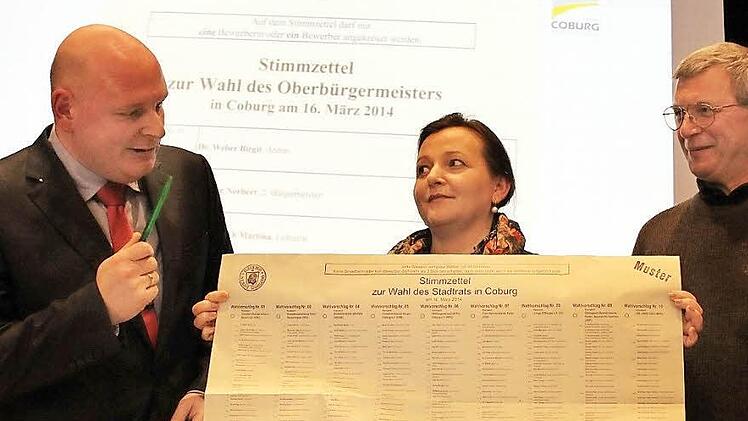40 Stimmen darf jeder Wähler auf die Coburger Stadtrats-Kandidaten verteilen (maximal drei pro Kandidat!). Peter Schrickel, Andrea Zivic und Manfred L. Höllein (von links) erklärten den Wahlhelfern, worauf sie beim Auszählen des riesigen grünen Stimmzettels achten müssen.