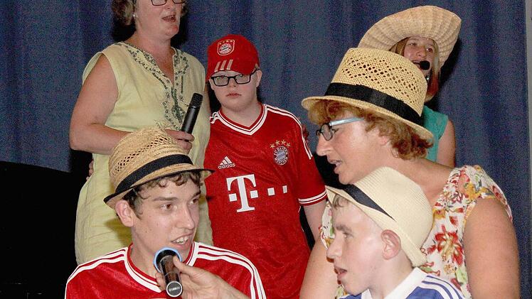 "Ernie kann alles!". Thomas (links unten) und Tim singen mit Hilfe von Erzieherin Alexandra Sahlender ein Lied zum Schmunzeln. Fotos: Ralf Naumann
