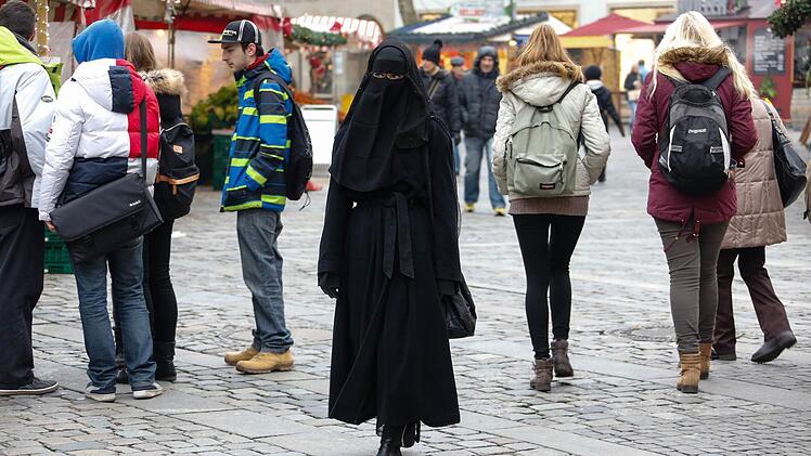 Mitarbeiterin Franziska Klemenz in der Burka unterwegs Foto: Matthias Hoch