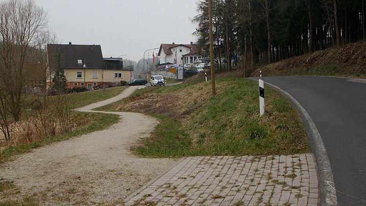 War durch die Flurbereinigung vor einiger Zeit ein Gehweg zum Friedhof angelegt worden, so soll nun auf der anderen Seite ein neuer Gehweg entstehen, um nicht außerhalb der Ortschaft queren zu müssen. Foto: Günther Geiling
