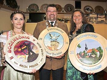 Norbert Puchtler wurde mit der Luftpistole Schützenkaiser und durfte als einziger Mann aufs Siegertrepchen. Bogenkönigin wurde Laura Bock und Schützenkaiserin mit dem Luftgewehr Anja Lochmüller. Foto: Sonny Adam