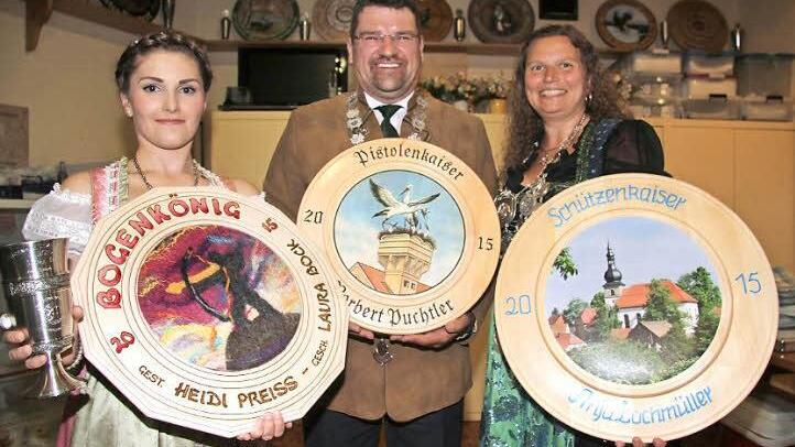 Norbert Puchtler wurde mit der Luftpistole Schützenkaiser und durfte als einziger Mann aufs Siegertrepchen. Bogenkönigin wurde Laura Bock und Schützenkaiserin mit dem Luftgewehr Anja Lochmüller. Foto: Sonny Adam