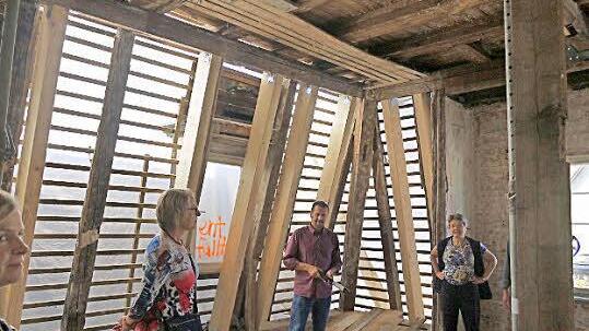Viel neues Holz steckt im Dachstuhl. Der Vorgänger von Bauleiter Thomas Frank (Mitte) hat weite Teile der Tragkonstruktion heraus genommen. Foto: Pauline Lindner
