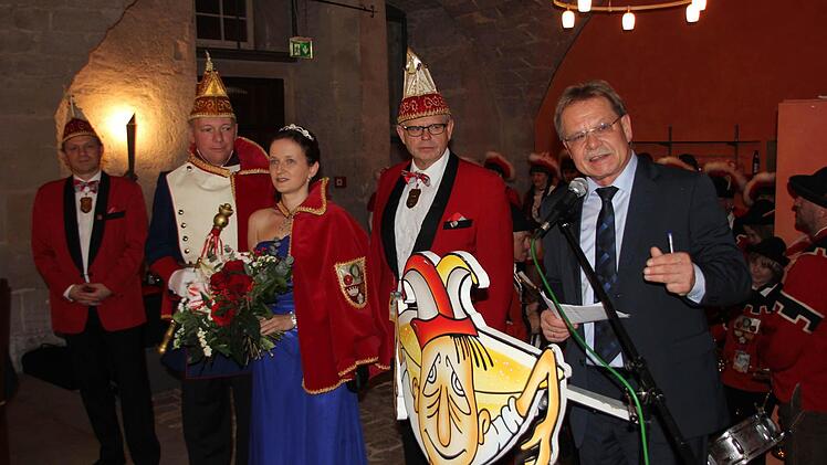 Schirmherr und Bürgermeister Wolfgang Beiergrößlein bei seiner Ansprache. Mit im Bild (von links): Vizepräsident Andreas Bauer, Prinz Udo I., Prinzessin Silke II. und Kanzler Georg Löffler.  Foto: Friedwald Schedel