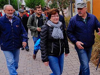 Der Euerdorfer Marktplatz war der Ausgangspunkt für einen mehrstündigen Grenzgang am Samstag. Der erste Teil des Grenzgangs war bereits im Frühjahr erfolgt. Foto: Gerd Schaar