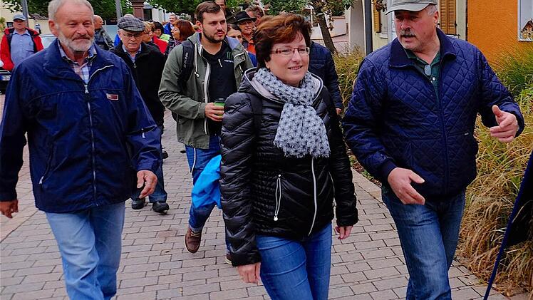 Der Euerdorfer Marktplatz war der Ausgangspunkt für einen mehrstündigen Grenzgang am Samstag. Der erste Teil des Grenzgangs war bereits im Frühjahr erfolgt. Foto: Gerd Schaar