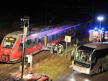 Eine Fußgängerin ist in Bad Staffelstein von einem Zug erfasst und schwer verletzt worden. Die Zugstrecke musste zwei Stunden lang gesperrt werden. Foto: NEWS5 / Merzbach