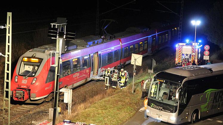 Eine Fußgängerin ist in Bad Staffelstein von einem Zug erfasst und schwer verletzt worden. Die Zugstrecke musste zwei Stunden lang gesperrt werden. Foto: NEWS5 / Merzbach