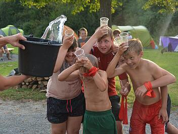 Wer fängt das meiste Wasser? Viel Spaß gab es beim Zeltlager der Ministranten.  Foto: Evelyn Schneider