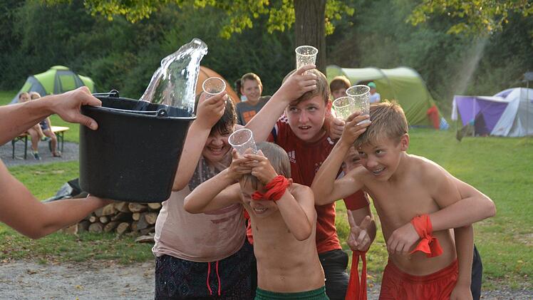 Wer fängt das meiste Wasser? Viel Spaß gab es beim Zeltlager der Ministranten.  Foto: Evelyn Schneider