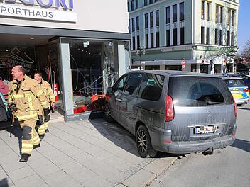 Ein Auto ist in Hof in eine Schaufensterscheibe eines Sportfachgesch&auml;fts gefahren.  Foto: NEWS5 / Fricke