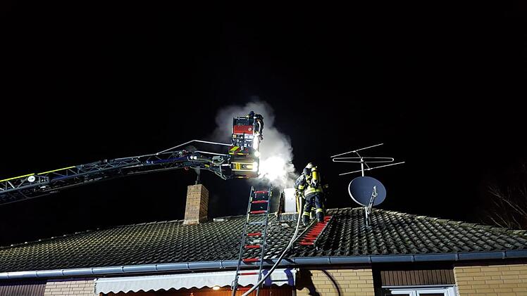 Beim Kaminbrand in Hemhofen  hatte die Adelsdorfer Wehr alles unter Kontrolle.  Foto: Feuerwehr