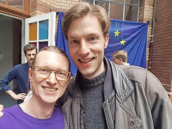 Der Bamberger Volt-Kandidat Hans-Günter Brünker (links) feiert in Berlin mit dem deutschen Spitzenkandidaten Damian Boeselager, der vermutlich ins Europaparlament einziehen wird. Foto: Volt