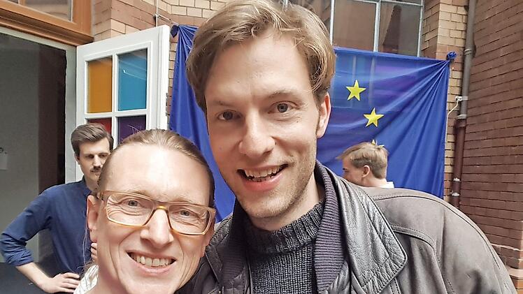 Der Bamberger Volt-Kandidat Hans-Günter Brünker (links) feiert in Berlin mit dem deutschen Spitzenkandidaten Damian Boeselager, der vermutlich ins Europaparlament einziehen wird. Foto: Volt