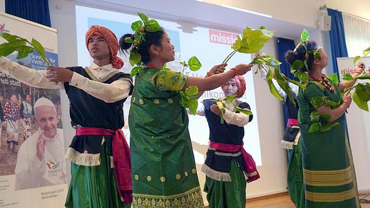 Die "Khublei Dancers" zeigten volkstümliche Tänze.    Foto: Richard Sänger
