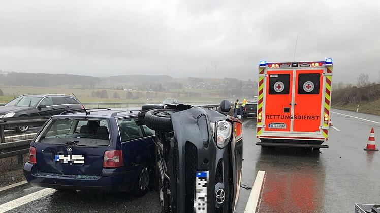 Unfall auf A9: Acht bis neun Autos verunglückten am Freitagnachmittag auf der Autobahn bei Münchberg. Foto: NEWS5/Fricke