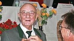 Reinhold Köppel wurde zum Bezirksehrenmitglied ernannt.
