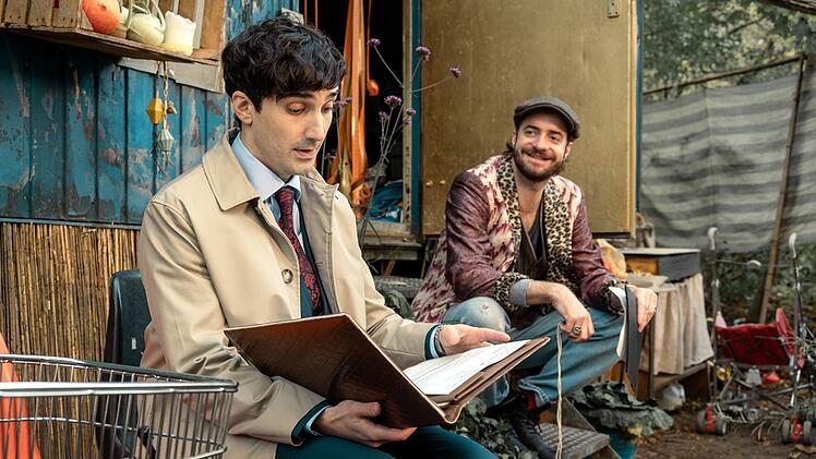 Lisa Liebling findet, dass man dem schrulligen Stra&szlig;enmusiker "Kruste" (Fridolin Sandmeyer, rechts) helfen muss, und &uuml;bertr&auml;gt die Angelegenheit an Cem Oktay (Emre Aksizoglu), der in "Bew&auml;hrungsprobe" seinen ersten eigenen Fall bearbeiten darf.