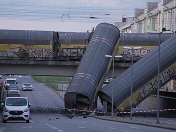 Güterzug stürzt in München von Brücke Güterzug stürzt in München von Brücke