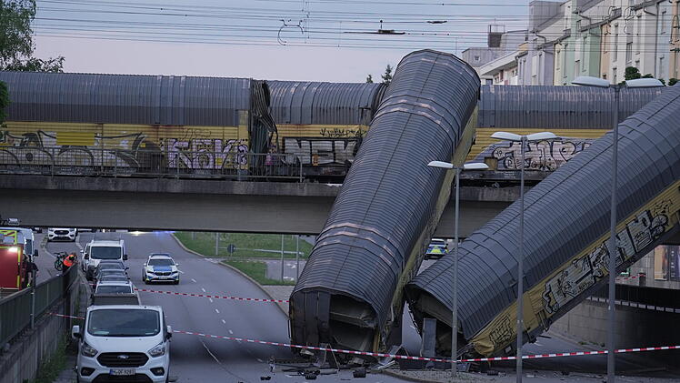 G&uuml;terzug st&uuml;rzt in M&uuml;nchen von Br&uuml;cke