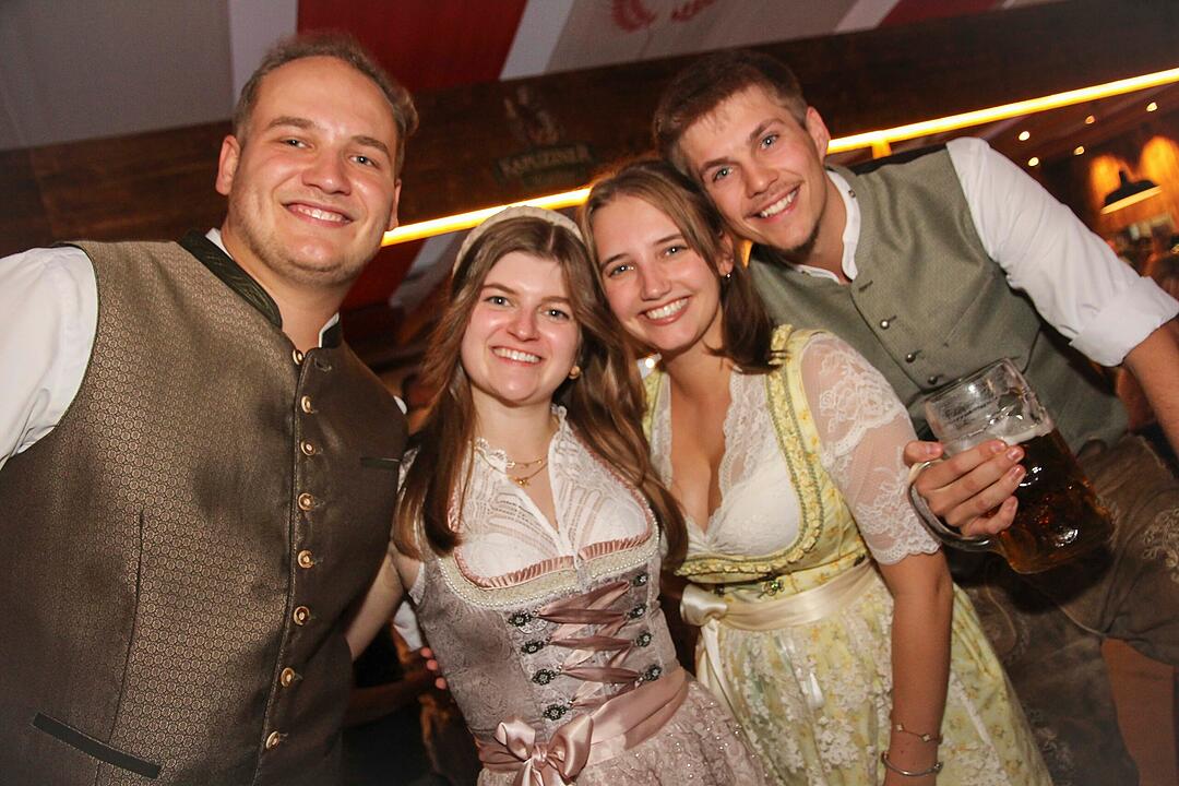 Die Stadlbesucher feierten mit den Stoapf&auml;lzer Spitzbuam.