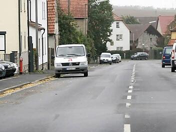 Bis zur Fertigstellung der Umgehung lief die B8 mitten durch Biebelried. Jetzt ist die Straße überdimensioniert. Die Anlieger interessieren vor allem die finanziellen Dimensionen eines Rück- und Umbaus.  Foto: G. Bauer