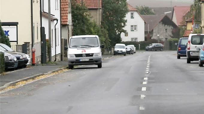 Bis zur Fertigstellung der Umgehung lief die B8 mitten durch Biebelried. Jetzt ist die Straße überdimensioniert. Die Anlieger interessieren vor allem die finanziellen Dimensionen eines Rück- und Umbaus.  Foto: G. Bauer