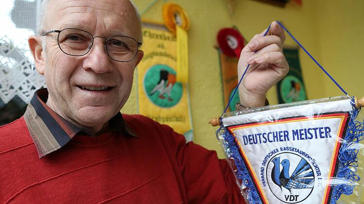Der Deutsche Meistertitel ist die jüngste Auszeichnung, die Gottfried Fischer für seiner Tauben bekommen hat. Bänder, Wimpel, Pokale und Sonderpreise zieren in seinem Haus Wände und Regale. Aber auch ohne die Preise würden ihm die Tiere Freude machen, sagt er.