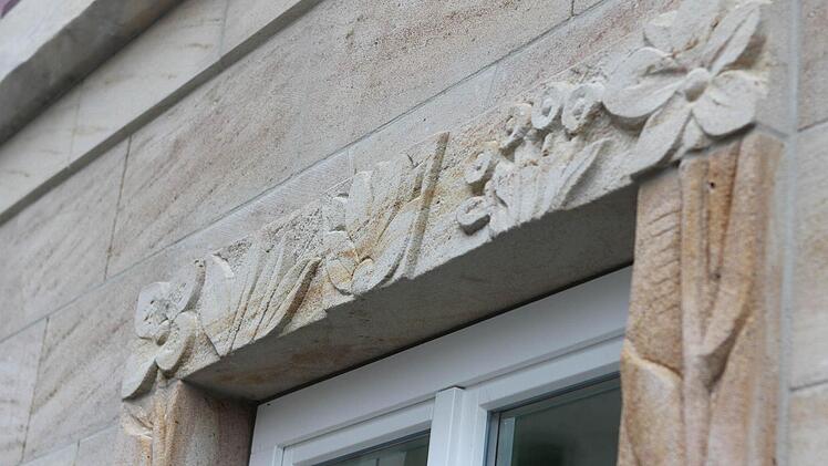... Heinrich Schreiber die Fassade. Hier: Blumen, die auf Güthleins Beruf als Blumenmacher anspielen.