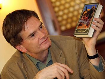 Karl-May-Verleger Bernhard Schmid mit einem Exemplar des "Winnetou" Fotos: Matthias Hoch