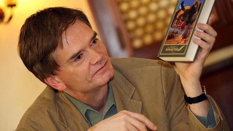 Karl-May-Verleger Bernhard Schmid mit einem Exemplar des "Winnetou" Fotos: Matthias Hoch