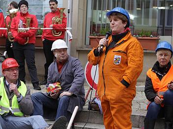 "Wir verteidigen doch nicht das Rathaus, wir helfen beim Abbruch!", sagte die mit Schaufel anmarschierende Bürgermeisterin. Foto: Thomas Dill
