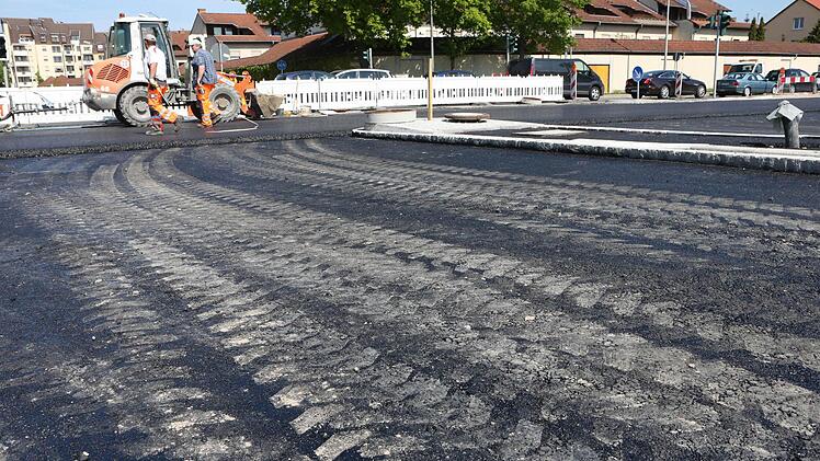Baustelle Münchner Ring: Neben dem Kreuzungsumbau wird auch der Straßenbelag erneuert. Abschluss: Ende Juni. Zuständig: Staatliches Bauamt Bamberg Foto: Matthias Hoch
