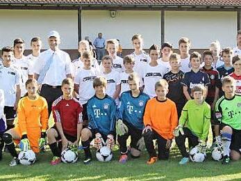 Landrat Wilhelm Schneider inmitten der Talente, die am DFB-Stützpunkt Haßberge beim TSV Limbach vom Trainerteam um Michael Kotterba gefördert werden.  Foto: DFB-Stützpunkt Haßberge